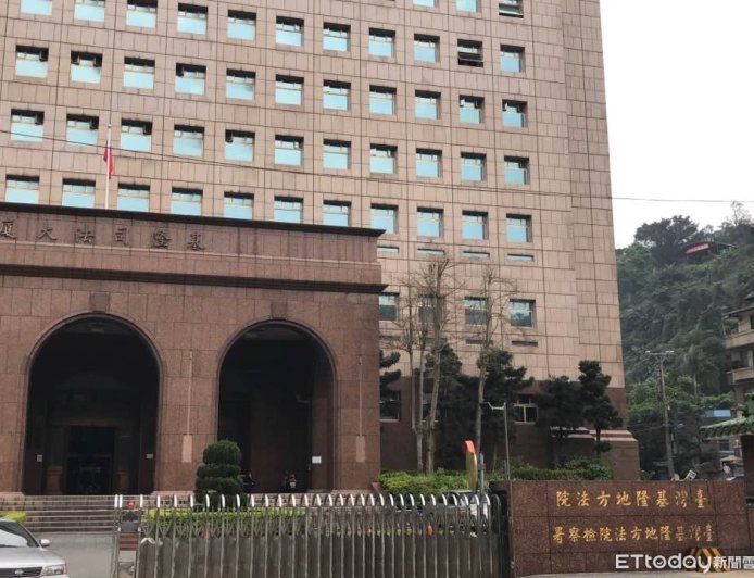 基隆男怒撕社區公告!遭管委會提告拒調解 下場悲劇了