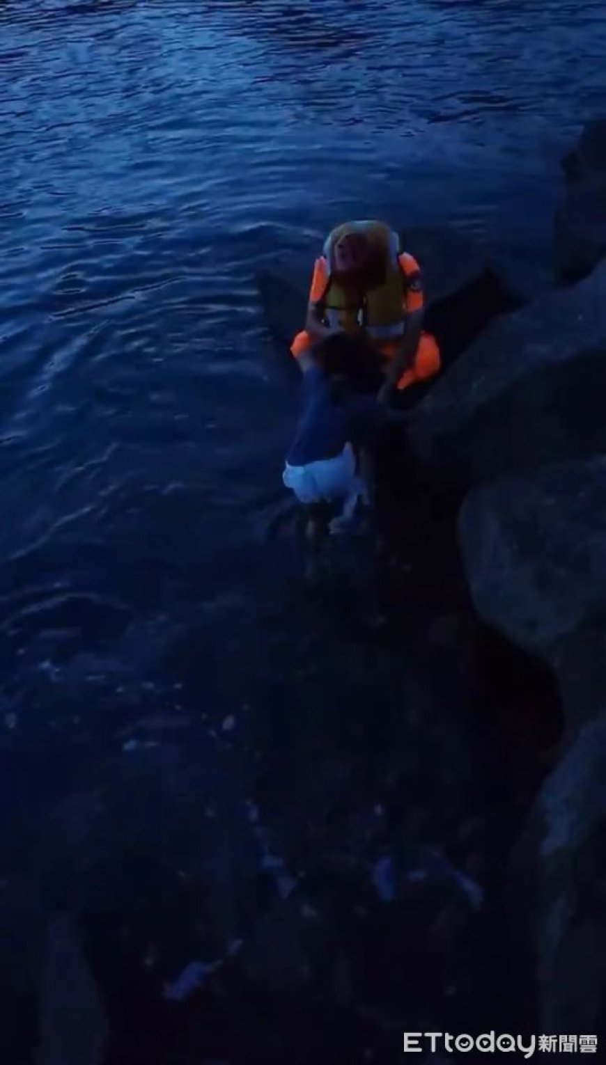 金樽漁港燈塔前看風景！女童落海　海巡人員迅速救援脫險