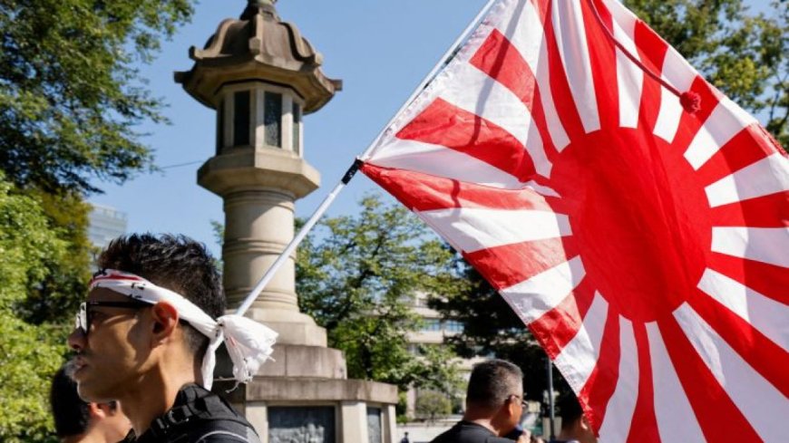 日本大臣在二战结束周年纪念日参拜有争议的靖国神社