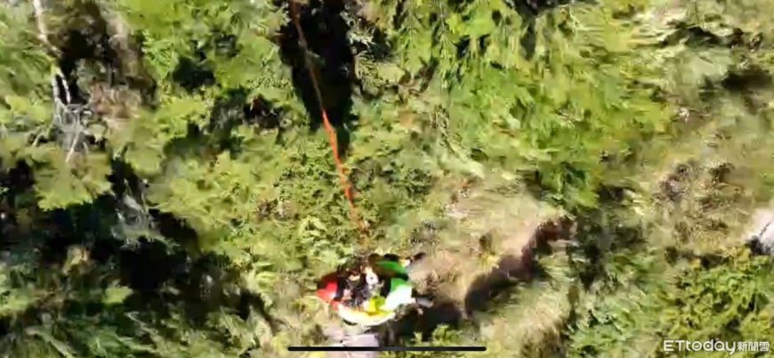 男登畢祿山跌落山谷雙腳骨折！黑鷹吊掛救援下山送醫
