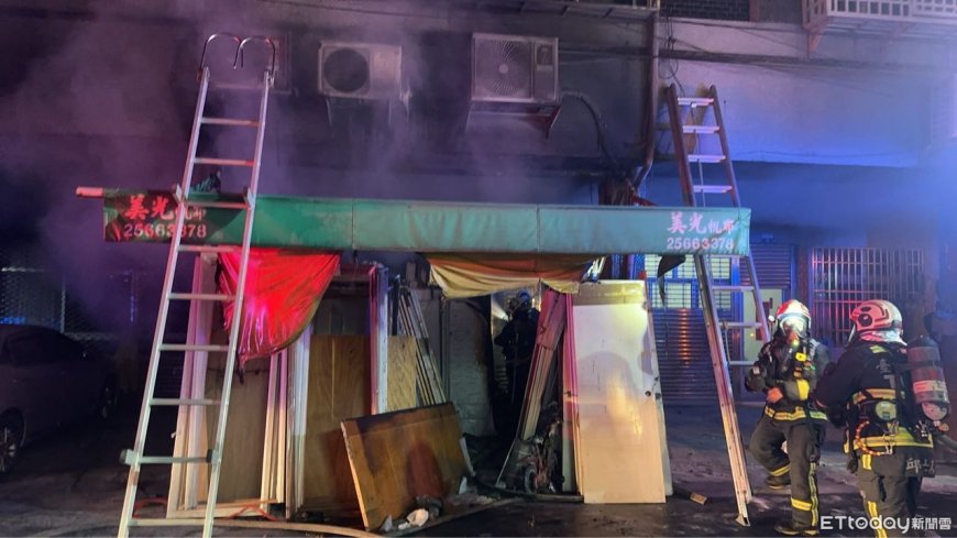 台中民宅騎樓堆大量門板深夜起火！逃生路線受阻　3人受困獲救　