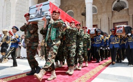 胡塞武装为其政府总理及遭以色列空袭身亡的部长举行葬礼