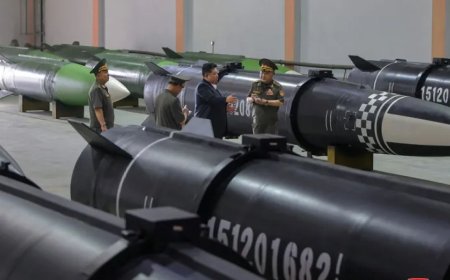 朝鲜领导人金正恩视察新型导弹生产线