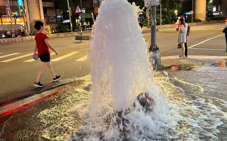 北市大安路驚現「水樂園」！吊車撞斷消防栓　水柱狂噴半小時