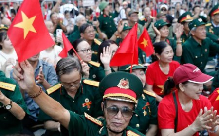 越南举行阅兵式纪念其独立80周年