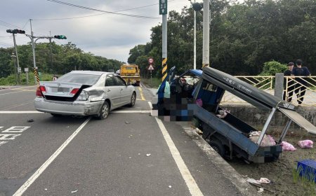 發財車猛撞自小客「雞肉噴滿地」號誌桿卡車頭　駕駛慘被夾死
