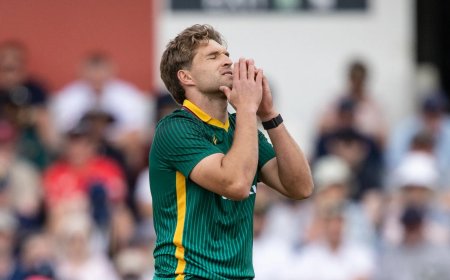South Africa star struck down with gruesome injury at Lord’s during England ODI