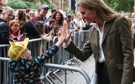 凱特王妃秋裝亮相　擊掌小朋友母愛爆棚