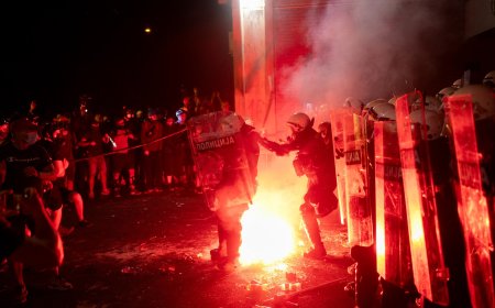 塞尔维亚警方向要求结束武契奇统治的抗议者发射催泪瓦斯