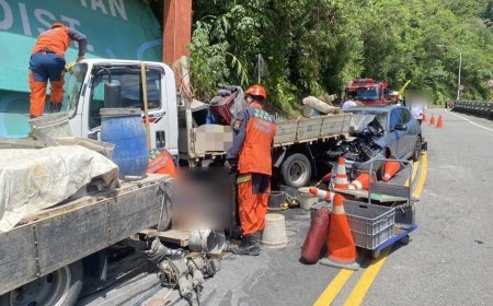快訊／新店嚴重車禍！自小客離奇爆衝撞貨車　波及3工人「1命危」