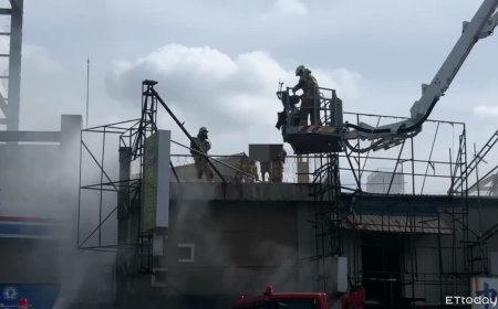 台南永康鐵皮建物起火！2人受困屋頂畫面曝　出動雲梯車搶救