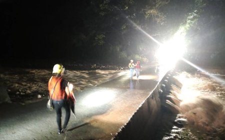 快訊／台中大雨溪水暴漲！夫妻受困1小時　警消順利救出