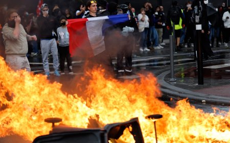 法国街头燃起大火，反政府抗议活动扰乱日常生活