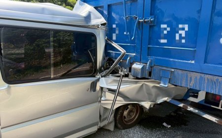 修剪路樹廂型車誤闖！猛撞大貨車...車頭被劈爛　駕駛雙腿受困