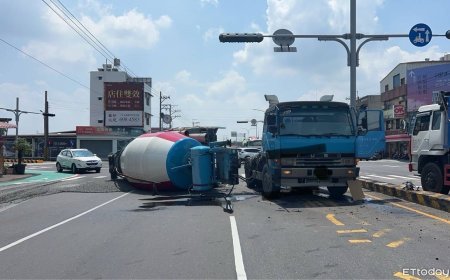 驚險畫面曝！預拌混凝土車撞分隔島「子車解體翻覆」　泥沙傾瀉