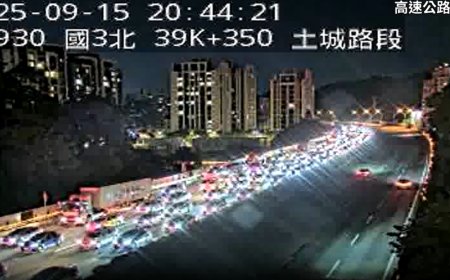 快訊／國3土城段「貨車撞遊覽車翻覆」！2人傷、全線塞爆