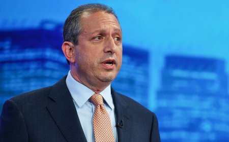 NYC comptroller tries to force way into ICE offices as security locks down federal facility