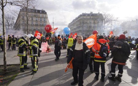 「馬克宏社經政策不適合我，貝魯的預算也不適合我」　法國50萬勞工罷工上街高喊「富人加稅」