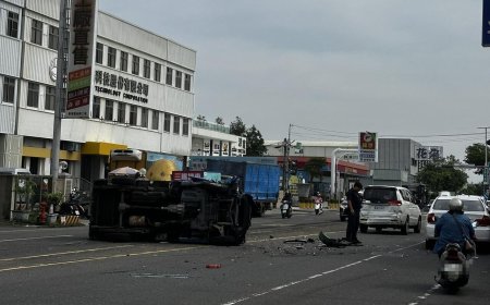 身體不適釀追撞！嘉義貨車高速連撞2車翻覆…滿地碎片　1人送醫