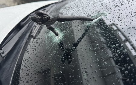 夭壽！鐵鉗飛來砸中前擋　國道版絕命終結站差點害人「登出」