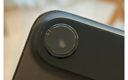 苹果最薄 iPhone Air 海外发售首日，部分用户反馈镜头内出现水雾