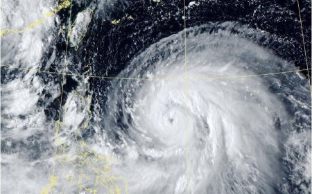 樺加沙颱風眼現身「周一升級強颱」　巨大暴風圈掃過南部