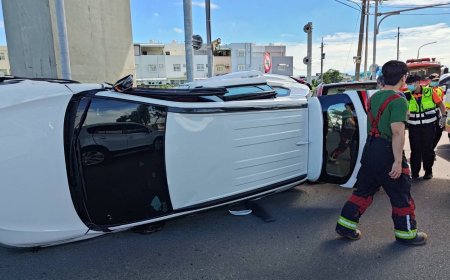 雲林土庫高鐵橋下車禍　2休旅車擦撞「90度側翻」4人送醫