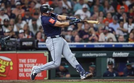 Cal Raleigh breaks Ken Griffey Jr.'s Mariners single-season home run record