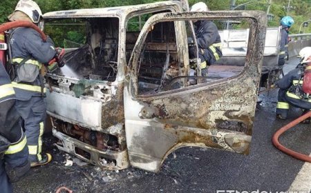 小貨車五楊高架突邊開邊冒煙　駕駛急停路肩逃生...瞬間成廢鐵