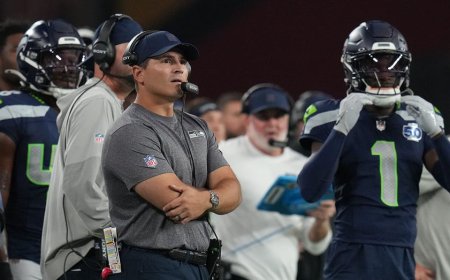 Seahawks' interception turns into fumble after defender runs into own teammate