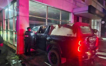 高雄皮卡深夜撞進汽車修理廠！　駕駛「滿身酒氣」遭送辦