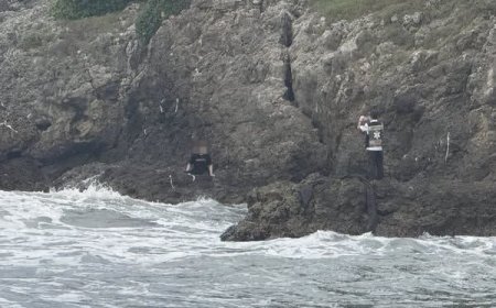 快訊／漲潮回不來！旗津遊客海邊玩水受困礁石　警消救援中