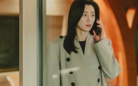 全智賢《暴風圈》精英造型解析！高領西外、風衣是必備　偷塞了私人愛牌