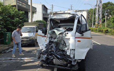 連環撞！高雄小貨車夾擊6車釀4傷　車頭凹陷爛毀畫面曝