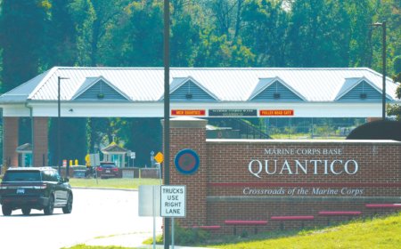 乐于被高级将领围绕 特朗普罕见出席美军会议