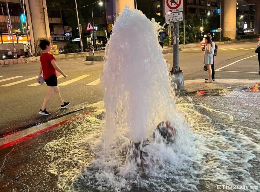 北市大安路驚現「水樂園」！吊車撞斷消防栓　水柱狂噴半小時