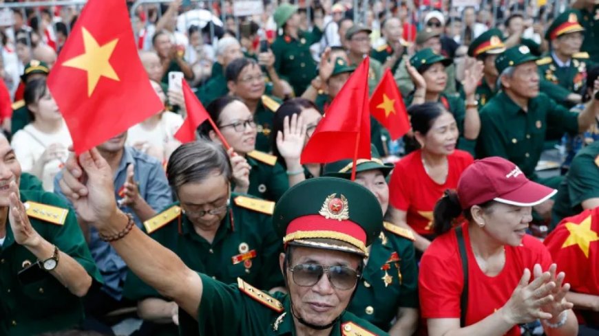 越南举行阅兵式纪念其独立80周年
