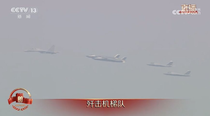 不斷更新／九三閱兵登場　習近平登指揮車檢閱部隊