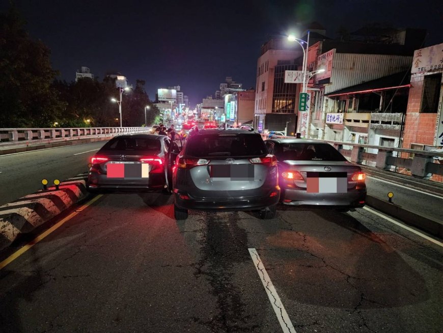 嘉雄陸橋3車碰撞「堵死2線道」！離奇車禍畫面曝光　在地人傻了
