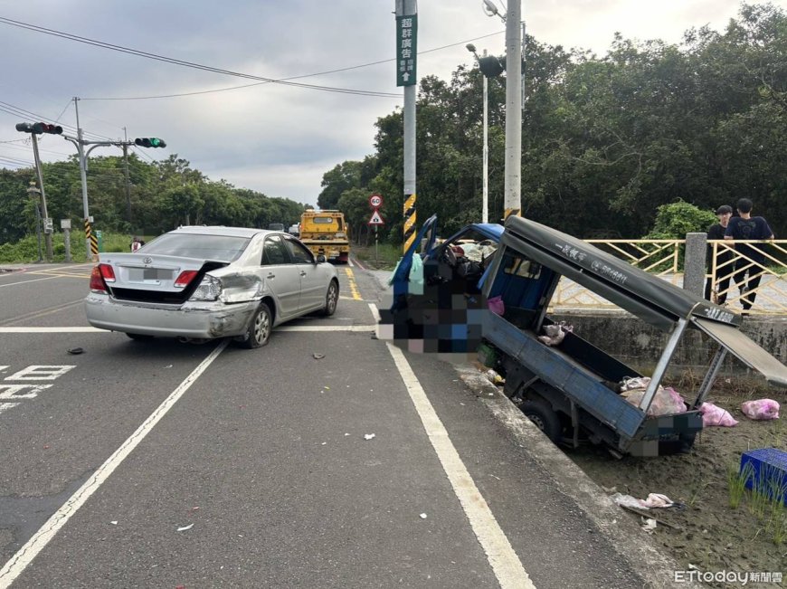 發財車猛撞自小客「雞肉噴滿地」號誌桿卡車頭　駕駛慘被夾死