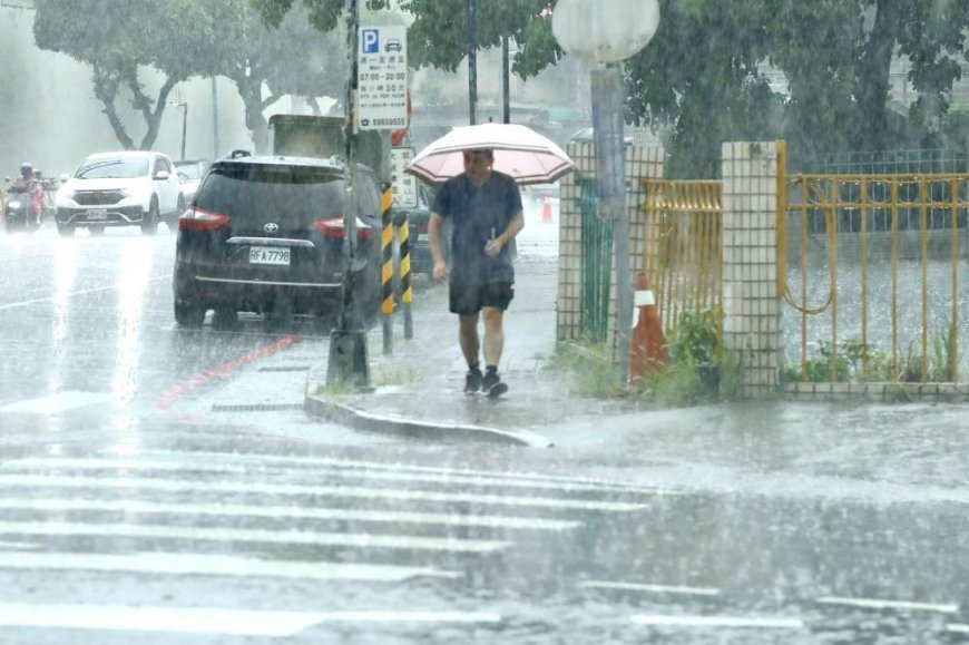 輕颱琵琶撲日南海又有熱帶擾動　周末雨區再擴大