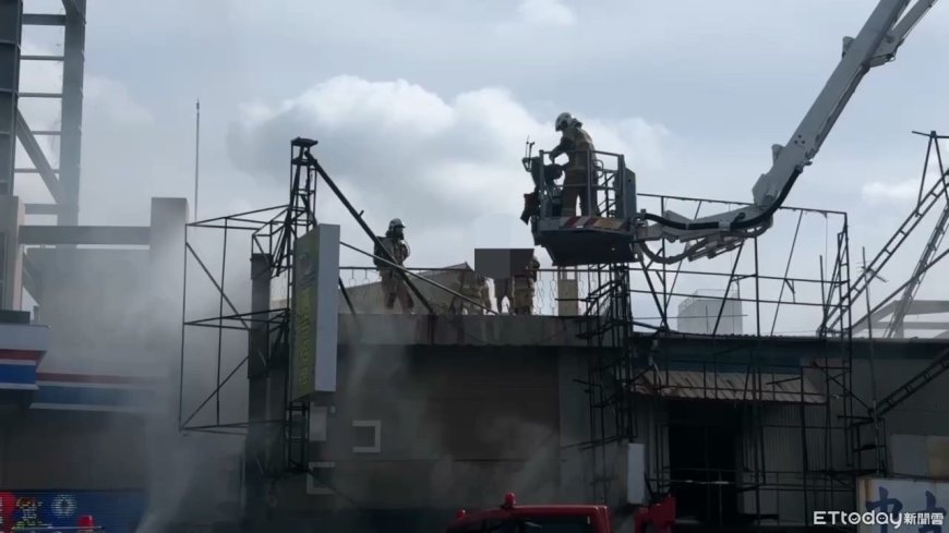 台南永康鐵皮建物起火！2人受困屋頂畫面曝　出動雲梯車搶救