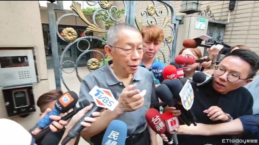 重現高腰阿北穿搭！柯文哲穿KP衫赴北院出庭　低調不談北檢抗告