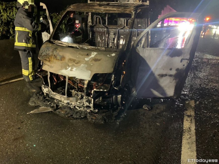 國道1號苗栗段「小貨車起火」　男開一半竄煙嚇壞！車子燒成廢鐵