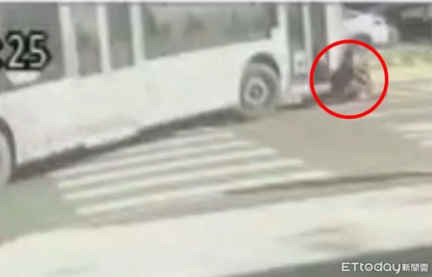 嘉義公車右轉撞腳踏車！婦捲車底慘死驚悚畫面曝　夫悲慟認屍