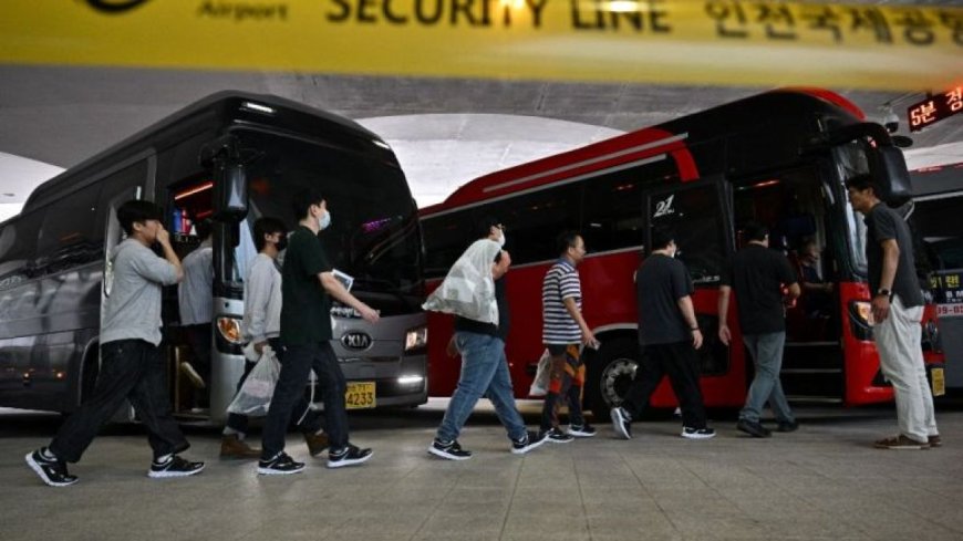 美国移民局突击搜查后，逾300名韩国工人回国