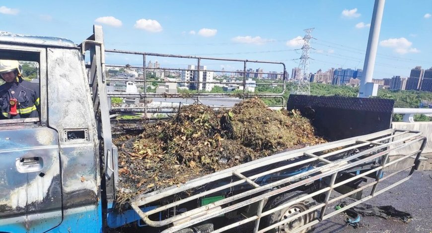 載滿樹枝枯葉！小貨車國1高架突起火　恐怖黑煙狂竄驚險畫面曝