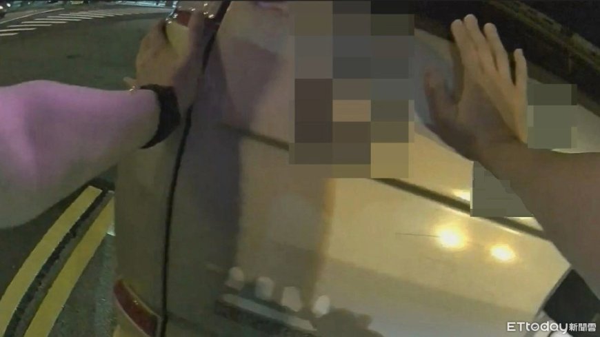 小貨車「刁車」卡路中！台中神力女警1人猛推60米　路人比讚