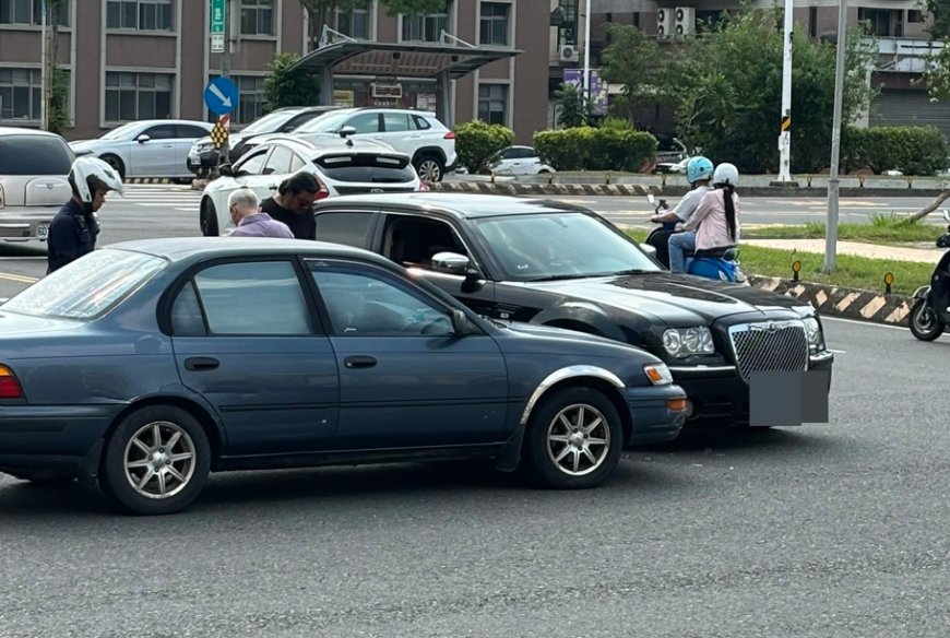 轎車撞千萬賓利？嘉義車禍照引熱議　眼尖網友：是克萊斯勒300C
