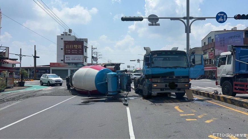 驚險畫面曝！預拌混凝土車撞分隔島「子車解體翻覆」　泥沙傾瀉